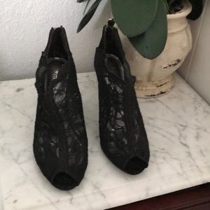 I’m selling a pair of black heels.
